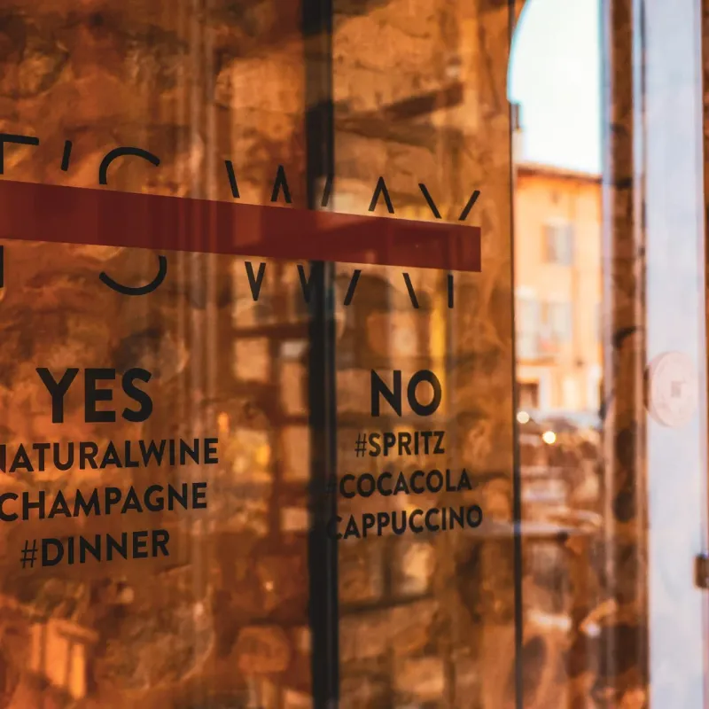 La vetrina di T'S WAY con il logo e le scritte sul vetro