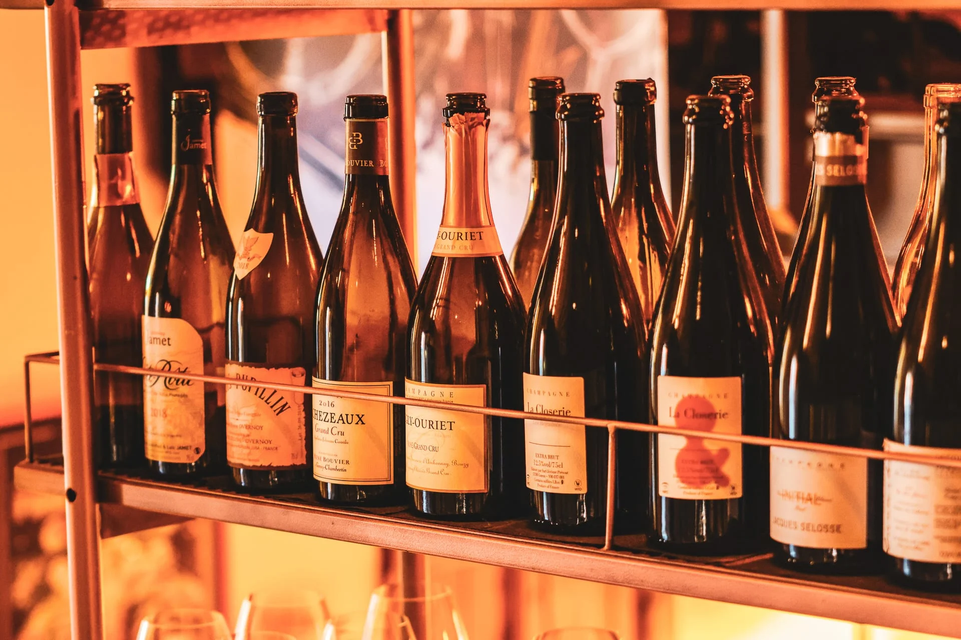 Scaffale di bottiglie di vino artigianale e champagne da T'S WAY