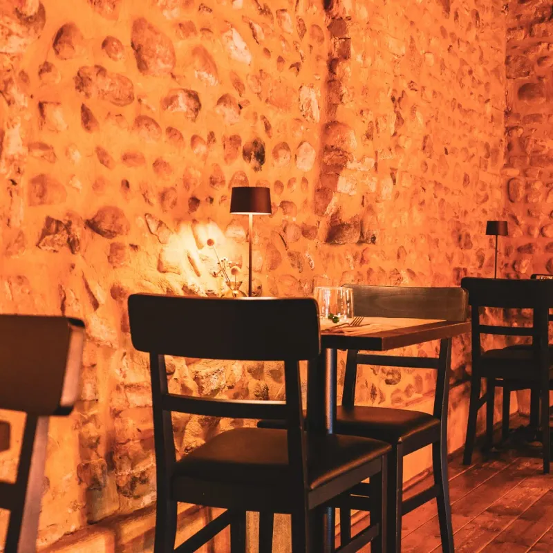 La sala con le pareti in pietra, pronta per la serata