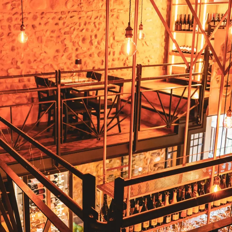 La mezzanina con i tavoli apparecchiati e la ringhiera in ferro