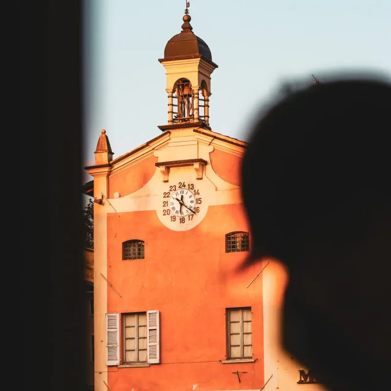 La piazza di Castiglione delle Stiviere vista dall'interno del locale